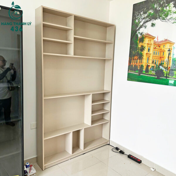 tu trung bay go cu 1m32x2m2 nhieu ngan tien loi 1