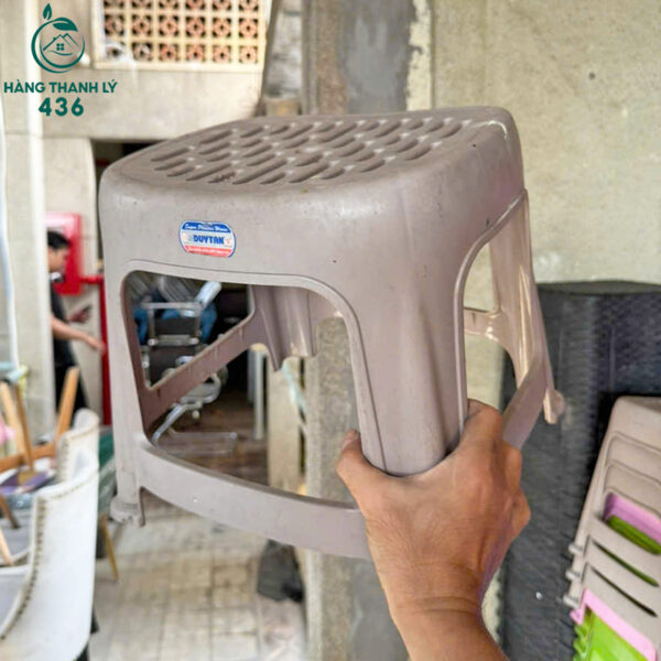 xa kho ghe nhua cu nhieu mau va mau sac 1