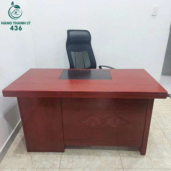 ban giam doc cu mau nau do co hoc sang trong