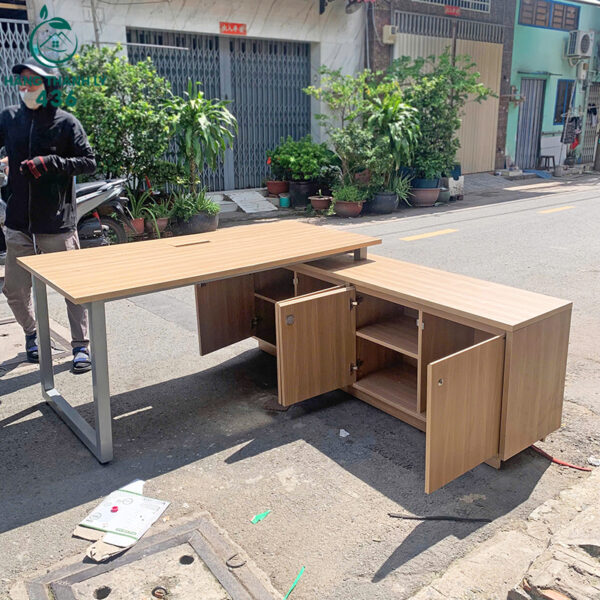 ban giam doc go goc l cu kem tu kin hien dai 1