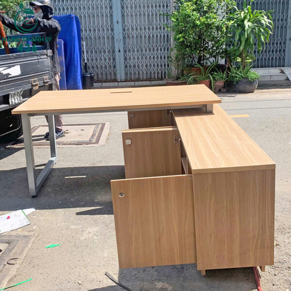 ban giam doc go goc l cu kem tu kin hien dai 3