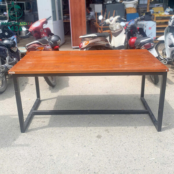 ban lam viec chan sat son tinh dien mat go cu 1