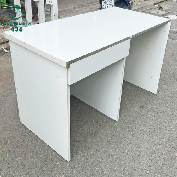 ban lam viec cu 1m2x60cm mau trang co hoc kin 4