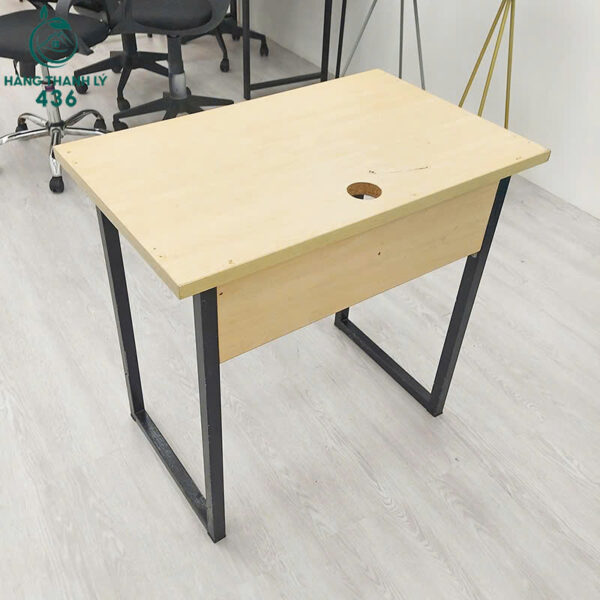 ban lam viec cu chan sat gia re 1