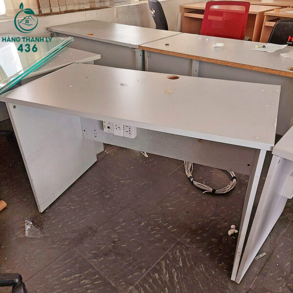 ban lam viec cu mau trang 1m2x60cm khong hoc