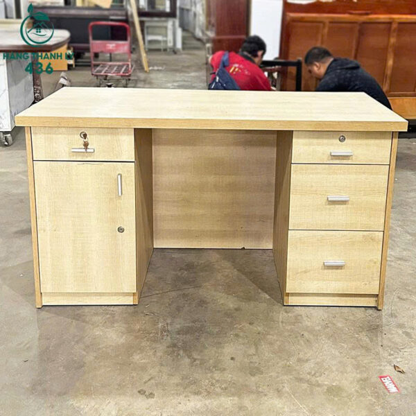 ban-lam-viec-cu-mau-vang-kem-nhieu-ngan-keo-tien-loi (1) ban lam viec cu mau vang kem nhieu ngan keo tien loi 1