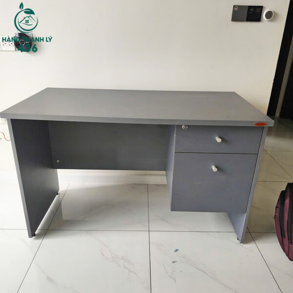 ban-lam-viec-cu-mau-xam-1m2x60cm-co-tu-kin (2) ban lam viec cu mau xam 1m2x60cm co tu kin 2