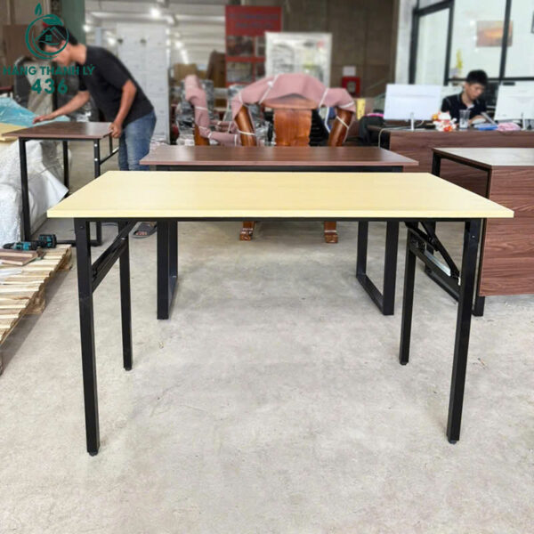 ban lam viec go chan sat chu u 5