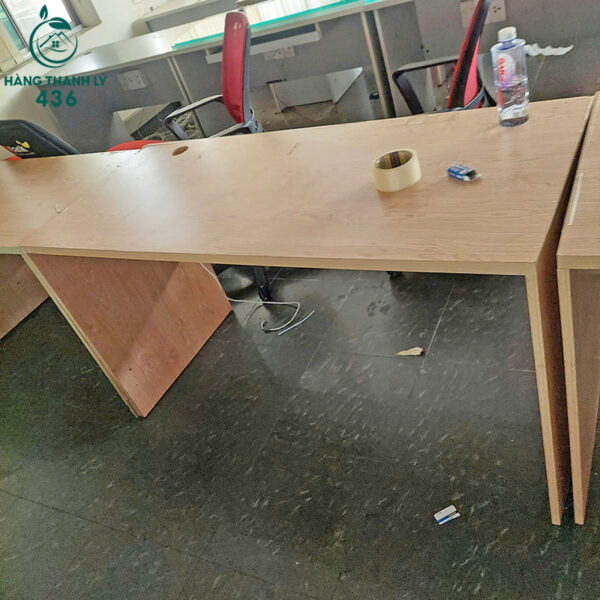 ban lam viec go cu 1m4x60cm co lo di day dien