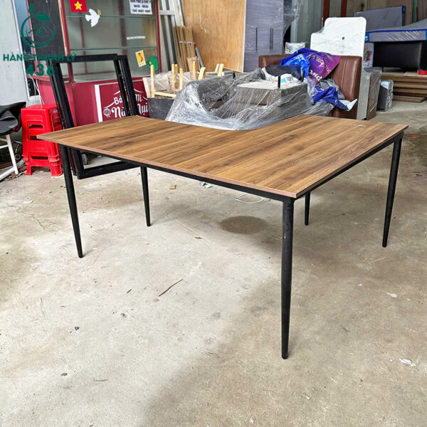 ban lam viec goc l cu 1m5x1m3 mat go chan sat don gian 3