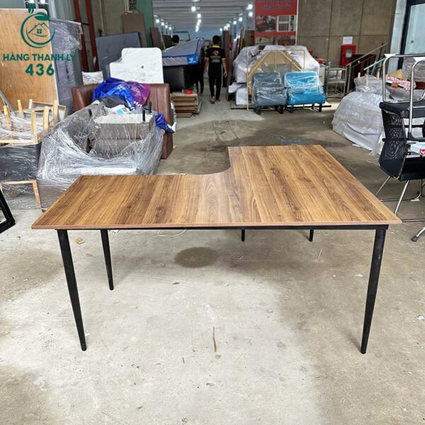 ban lam viec goc l cu 1m5x1m3 mat go chan sat don gian 4