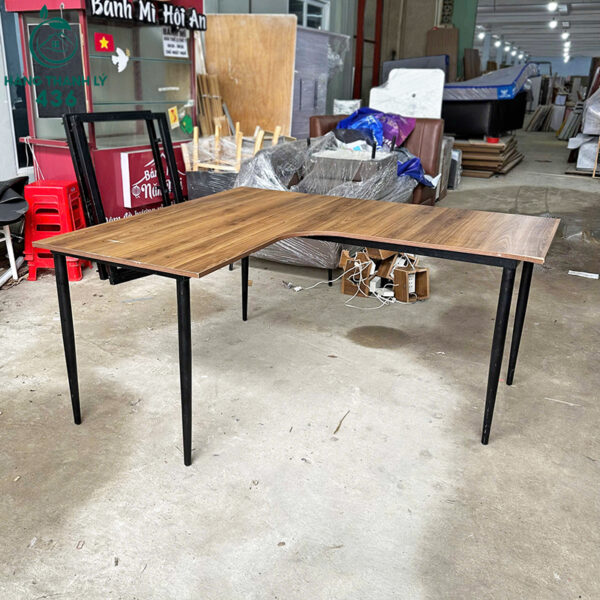 ban lam viec goc l cu 1m5x1m3 mat go chan sat don gian 5