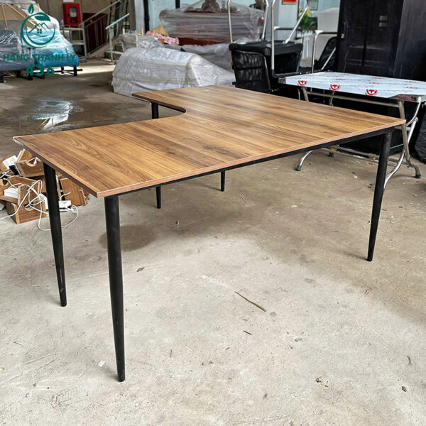 ban lam viec goc l cu 1m5x1m3 mat go chan sat don gian 6