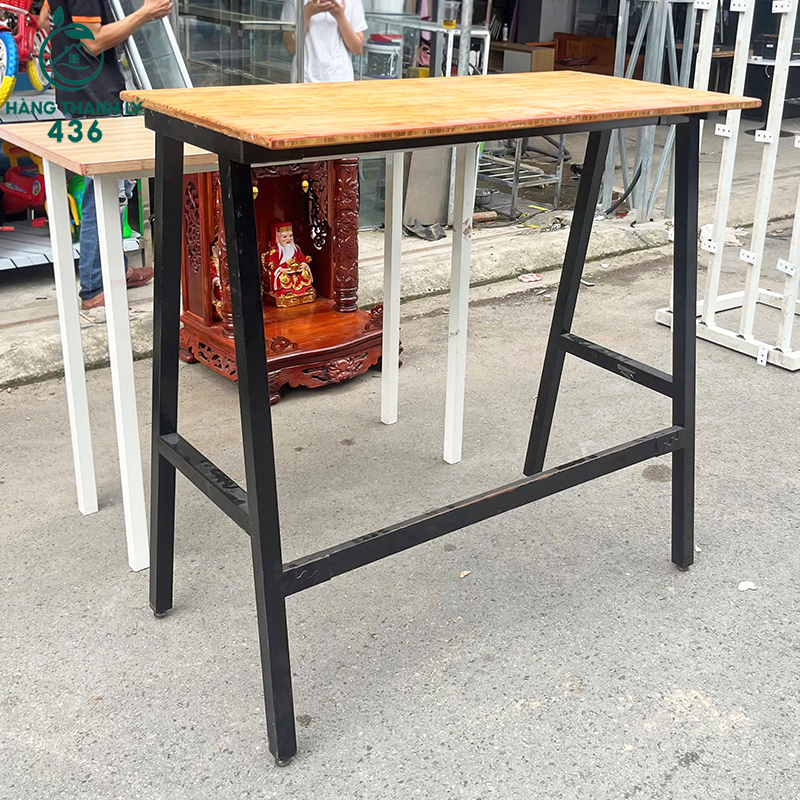 ban-quay-bar-cu-mat-go-chan-kim-loai-chac-chan-1 Bàn Quầy Bar Cũ Mặt Gỗ Chân Kim Loại Chắc Chắn