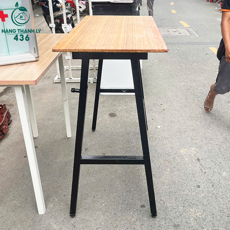 ban-quay-bar-cu-mat-go-chan-kim-loai-chac-chan-3 Bàn Quầy Bar Cũ Mặt Gỗ Chân Kim Loại Chắc Chắn