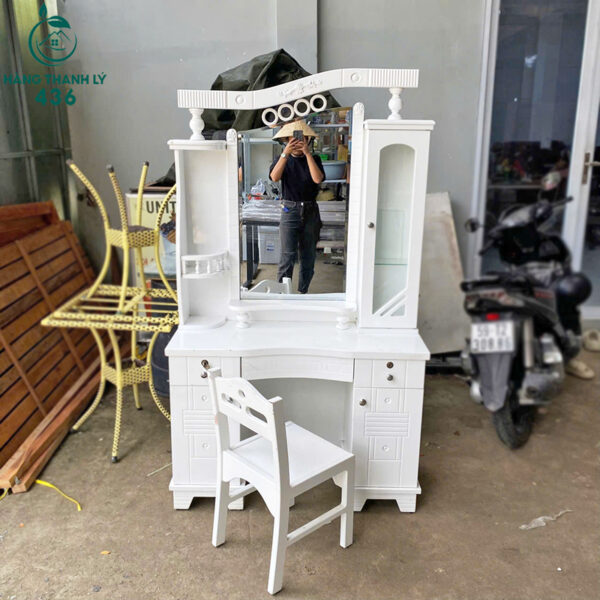 ban trang diem go cu mau trang kem ghe va gan guong 1