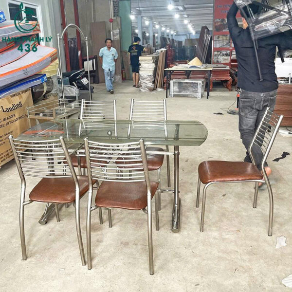 bo-ban-an-inox-cu-1-ban-kinh-va-5-ghe-nem-da (1) bo ban an inox cu 1 ban kinh va 5 ghe nem da 1