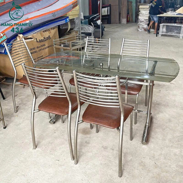 bo-ban-an-inox-cu-1-ban-kinh-va-5-ghe-nem-da (2) bo ban an inox cu 1 ban kinh va 5 ghe nem da 2