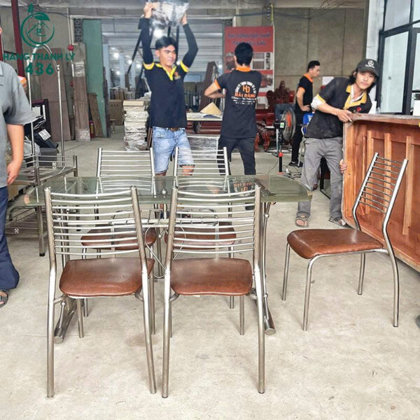 bo-ban-an-inox-cu-1-ban-kinh-va-5-ghe-nem-da (4) bo ban an inox cu 1 ban kinh va 5 ghe nem da 4