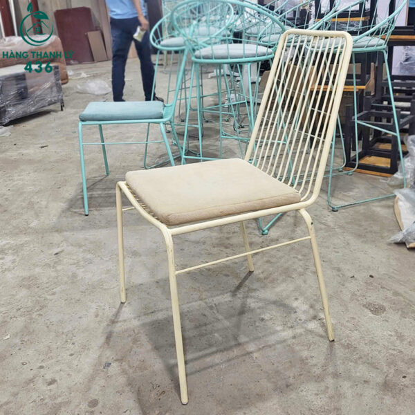 bo-ban-ghe-cafe-cu-phong-cach-toi-gian (4) bo ban ghe cafe cu phong cach toi gian 4