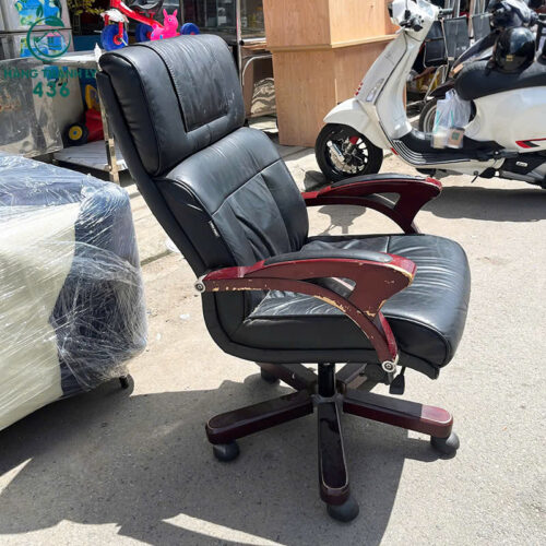 ghe giam doc cu chan xoay go boc da mau den 1