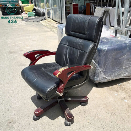 ghe giam doc cu chan xoay go boc da mau den 2