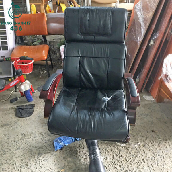 ghe giam doc hoa phat cu chan xoay go boc da mau den 1