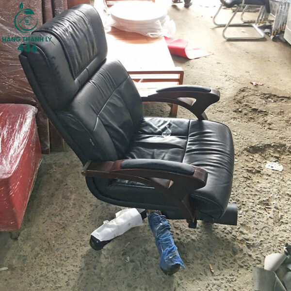 ghe giam doc hoa phat cu chan xoay go boc da mau den 2