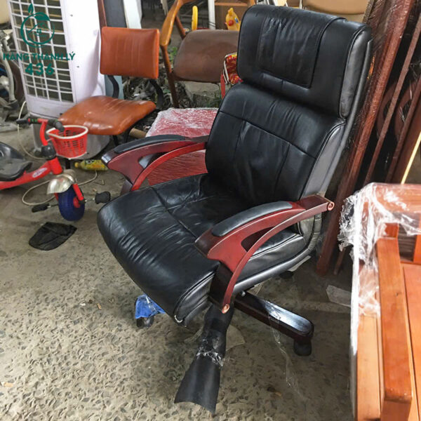 ghe giam doc hoa phat cu chan xoay go boc da mau den 3