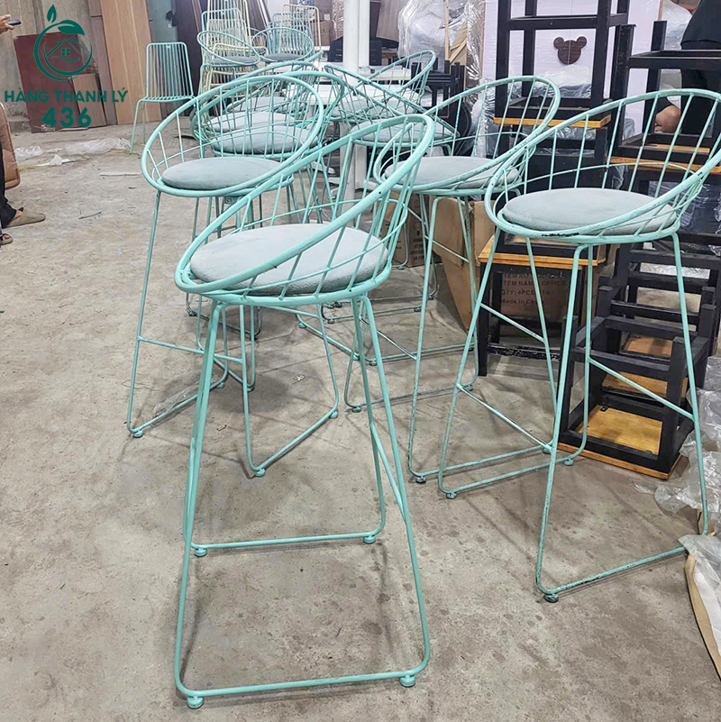 ghe-quay-bar-cu-mau-xanh-chan-cao-co-dem-2 Bàn Ghế Quầy Bar Cũ Màu Xanh Chân Cao Có Đệm