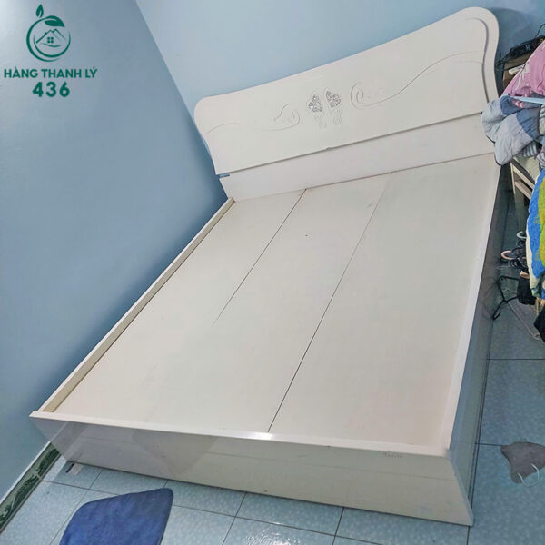 giuong-ngu-cu-mau-trang-1m8x2m-hoa-tiet-don-gian (1) giuong ngu cu mau trang 1m8x2m hoa tiet don gian 1