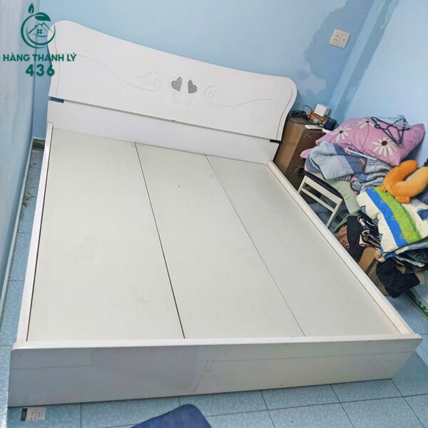 giuong-ngu-cu-mau-trang-1m8x2m-hoa-tiet-don-gian (2) giuong ngu cu mau trang 1m8x2m hoa tiet don gian 2
