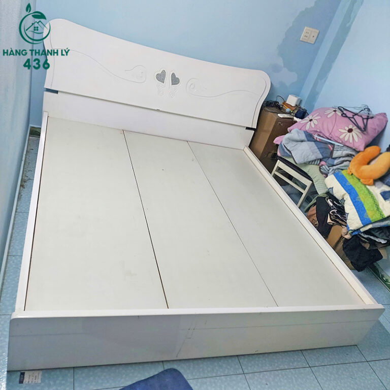 giuong ngu cu mau trang 1m8x2m hoa tiet don gian 2