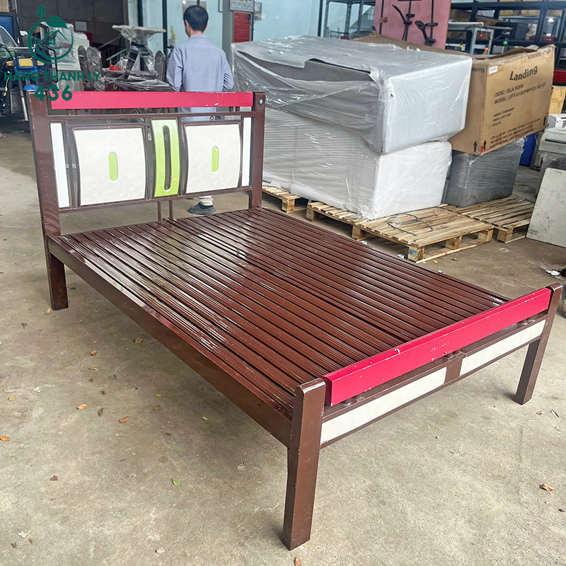 giuong-sat-cu-1m4x2m-son-nhieu-mau-doc-dao-3 Giường Sắt Cũ 1M4x2M Sơn Nhiều Màu Độc Đáo
