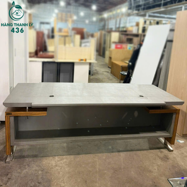 ban giam doc cu boc da mau xam dang cap cho lanh dao