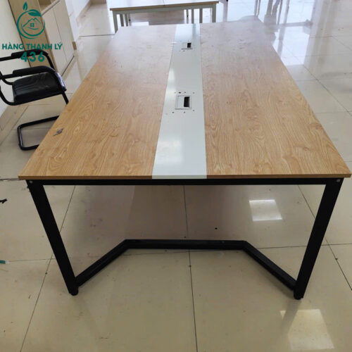 Bàn Họp Cũ 2M2X1M2 Màu Vàng Sọc Trắng Chân Sắt Có Hộp Điện 2 ban hop cu 2m2x1m2 chan sat co hop dien hien dai 2