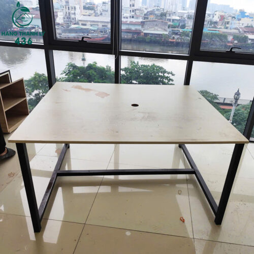 Bàn Làm Việc Chân Sắt Hộp 1M4X1M2 Kích Thước Hình Vuông 2 ban hop cu chan sat hop 1m4x1m2 kich thuoc hinh vuong 1