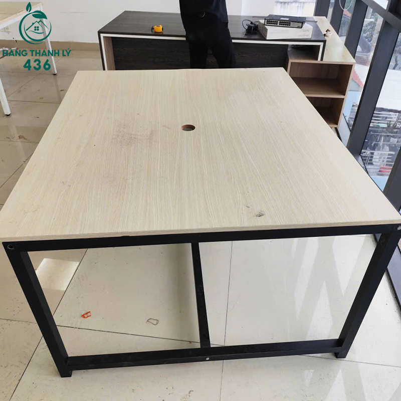 Bàn Làm Việc Chân Sắt Hộp 1M4X1M2 Kích Thước Hình Vuông ban-hop-cu-chan-sat-hop-1m4x1m2-kich-thuoc-hinh-vuong-2 Bàn Làm Việc Chân Sắt Hộp 1M4X1M2 Kích Thước Hình Vuông