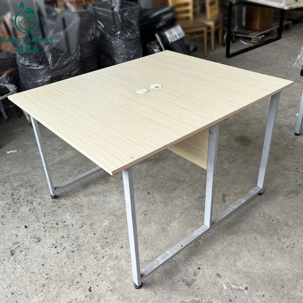 ban lam viec cu 1m2x1m chan sat mau trang rong rai 2