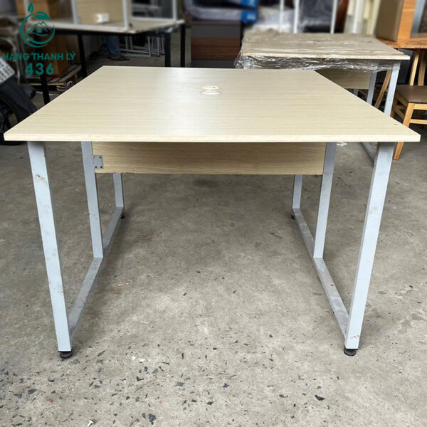 ban lam viec cu 1m2x1m chan sat mau trang rong rai 3