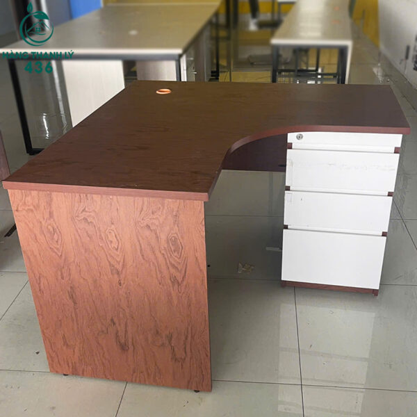 ban lam viec cu hoc keo 3 ngan mau trang tien loi 1