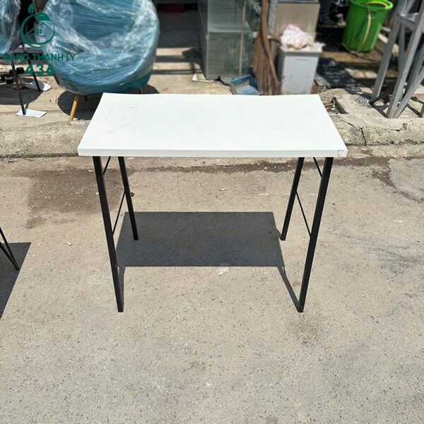 ban-lam-viec-cu-mat-go-trang-chan-sat-don-gian (2) ban lam viec cu mat go trang chan sat don gian 2