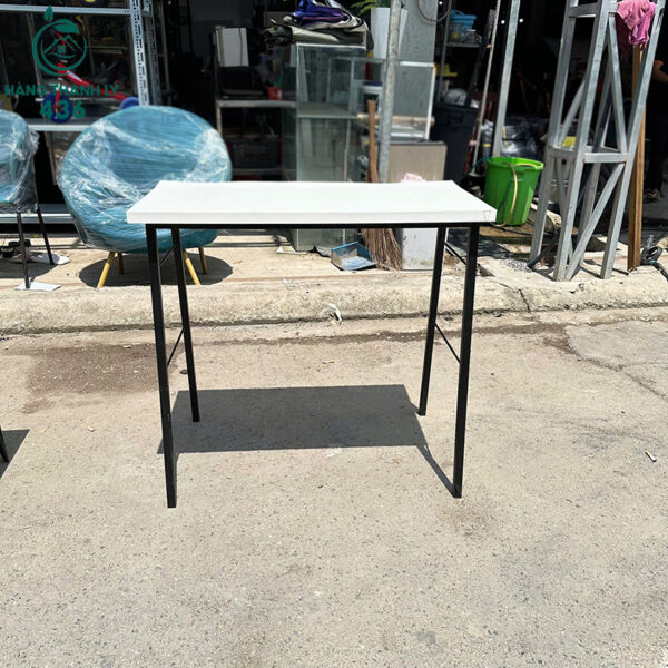 ban-lam-viec-cu-mat-go-trang-chan-sat-don-gian (3) ban lam viec cu mat go trang chan sat don gian 3