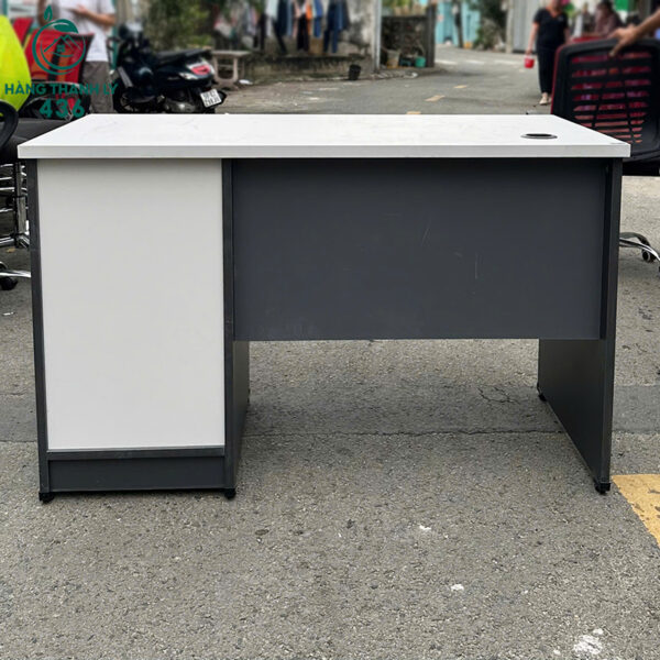 ban-lam-viec-cu-mat-trang-phoi-den-thiet-ke-mau-sac-sang-trong (1) ban lam viec cu mat trang phoi den thiet ke mau sac sang trong 1