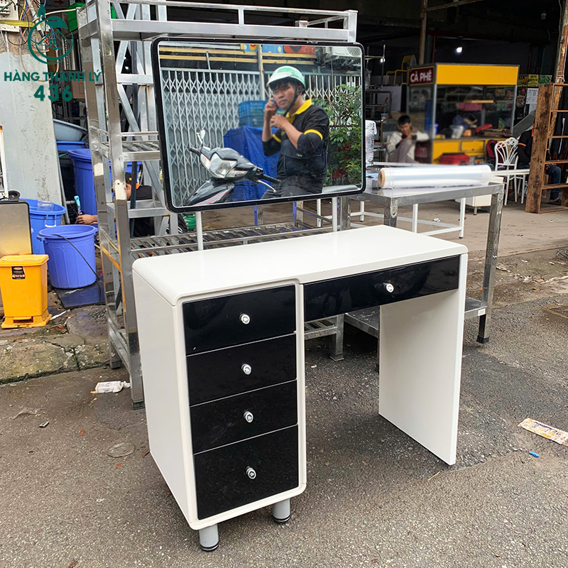 Bàn Trang Điểm Cũ Có Gương Màu Trắng Đen Sang Trọng ban-trang-diem-cu-co-guong-mau-trang-den-sang-trong-4 Bàn Trang Điểm Cũ Có Gương Màu Trắng Đen Sang Trọng