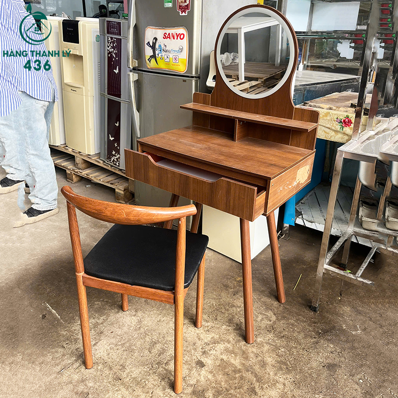 Bàn Trang Điểm Cũ Gương Tròn Phù Hợp Cho Phòng Ngủ Nhỏ ban-trang-diem-cu-guong-tron-phu-hop-cho-phong-ngu-nho-2 Bàn Trang Điểm Cũ Gương Tròn Phù Hợp Cho Phòng Ngủ Nhỏ