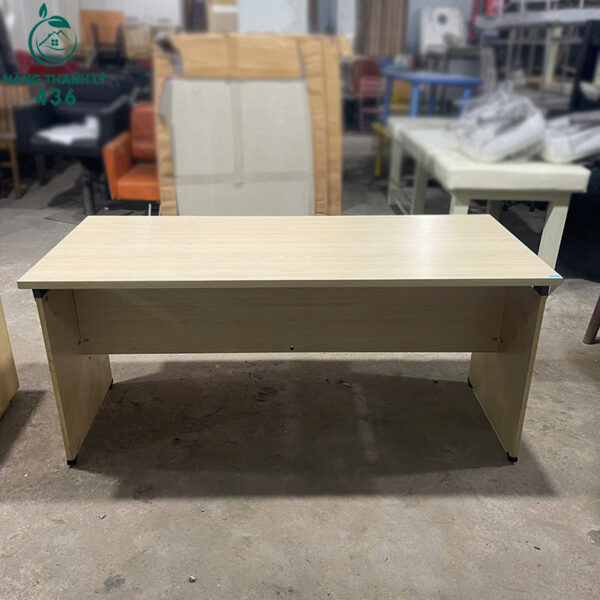 ban-van-phong-cu-1m8x70cm-mat-ban-rong-rai-mau-van-go-sang ban van phong cu 1m8x70cm mat ban rong rai mau van go sang