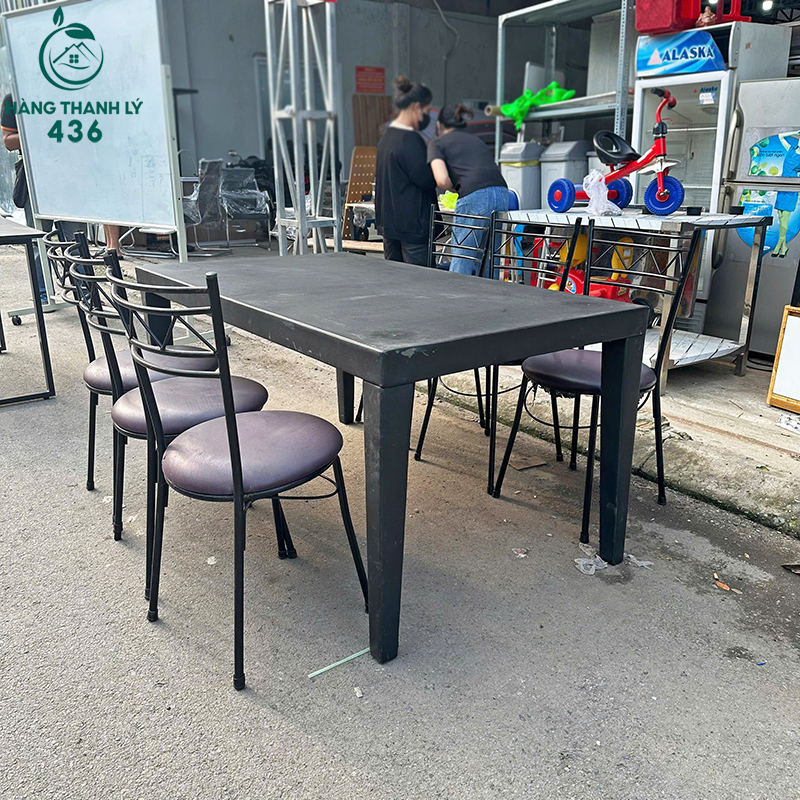 bo-ban-an-cu-6-ghe-sat-mat-ban-go-mau-den-2 Bộ Bàn Ăn Cũ 6 Ghế Sắt Mặt Bàn Gỗ Màu Đen