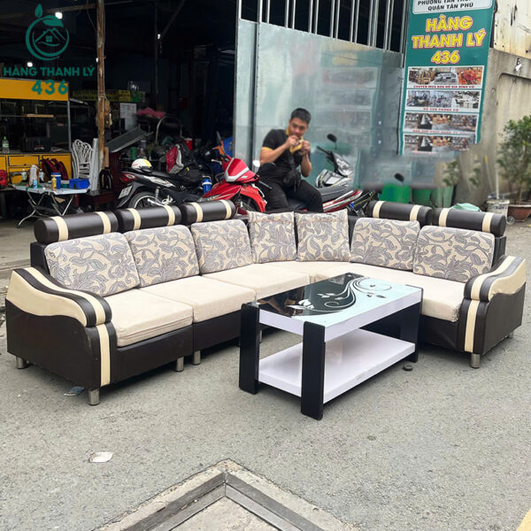 bo-sofa-goc-l-cu-2m4x1m9-hoa-tiet-kem-ban-trang-den (1) bo sofa goc l cu 2m4x1m9 hoa tiet kem ban trang den 1