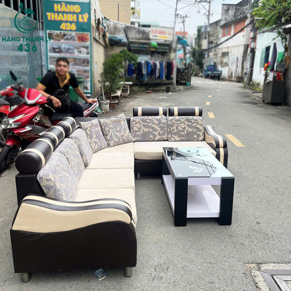 bo-sofa-goc-l-cu-2m4x1m9-hoa-tiet-kem-ban-trang-den (2) bo sofa goc l cu 2m4x1m9 hoa tiet kem ban trang den 2